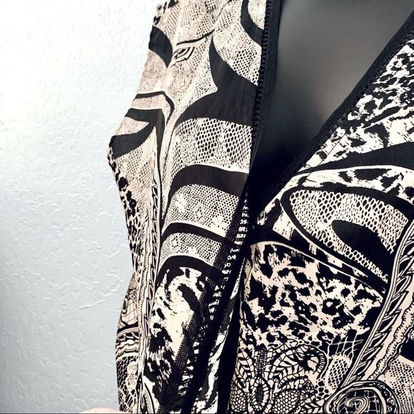 ANGL Black & Cream Abstract Pribt Surplice Short Romper Size Small - Picture 4 of 15